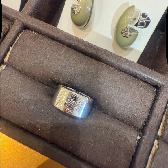 Tory Burch Silver Plated Brass Ring
Size#8 - Picture 3 of 4